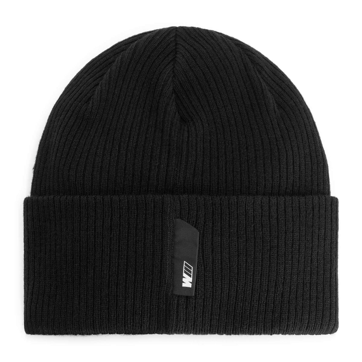 Pokaż swoje zamiłowanie do mocy najmocniejszej litery świata w tej niezwykłej czapce typu Beanie!
Ta czapka to nie tylko dodatek i ochrona przed chłodem – to manifest stylu, pasji i precyzji, które definiują DNA BMW M. Zaprojektowana z myślą o tych, którzy żyją miłością do prędkości i perfekcji w każdym detalu.
