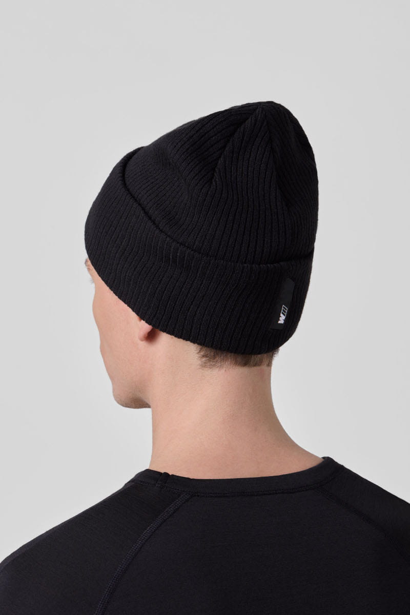 Pokaż swoje zamiłowanie do mocy najmocniejszej litery świata w tej niezwykłej czapce typu Beanie!
Ta czapka to nie tylko dodatek i ochrona przed chłodem – to manifest stylu, pasji i precyzji, które definiują DNA BMW M. Zaprojektowana z myślą o tych, którzy żyją miłością do prędkości i perfekcji w każdym detalu.