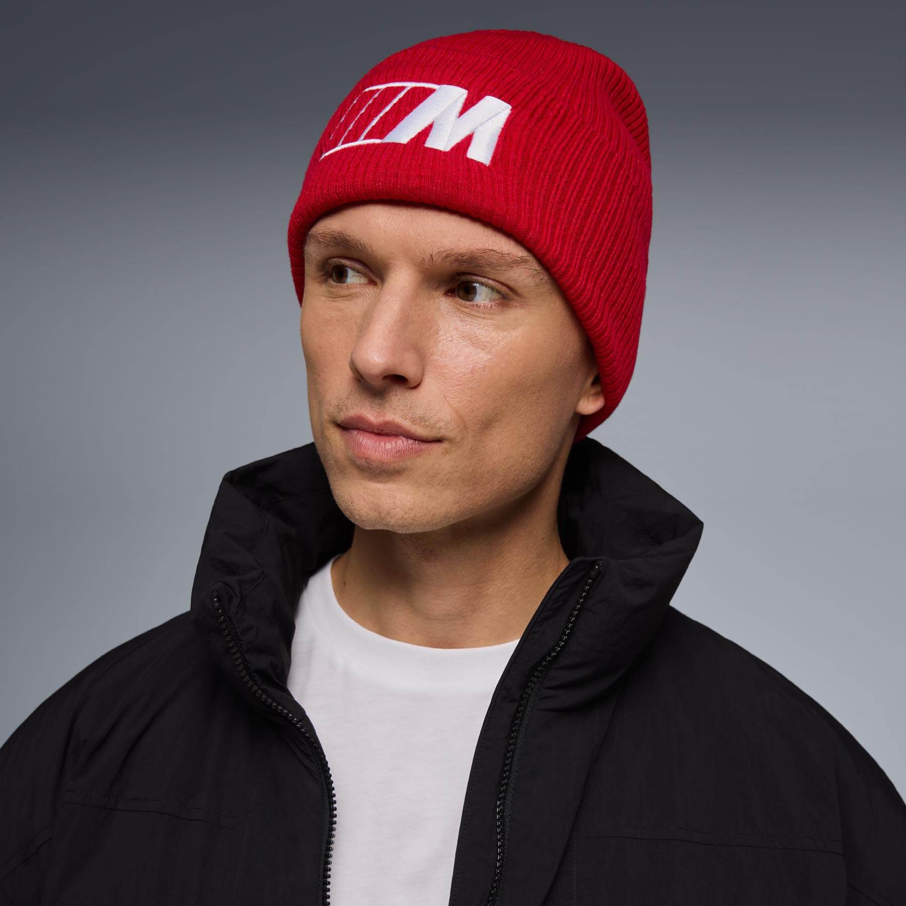 Zimowa czapka BMW M Beanie w intensywnym czerwonym kolorze to idealny wybór dla wszystkich fanów motorsportu, którzy chcą podkreślić swoje przywiązanie do dynamicznego świata ///M nawet w najchłodniejsze dni.