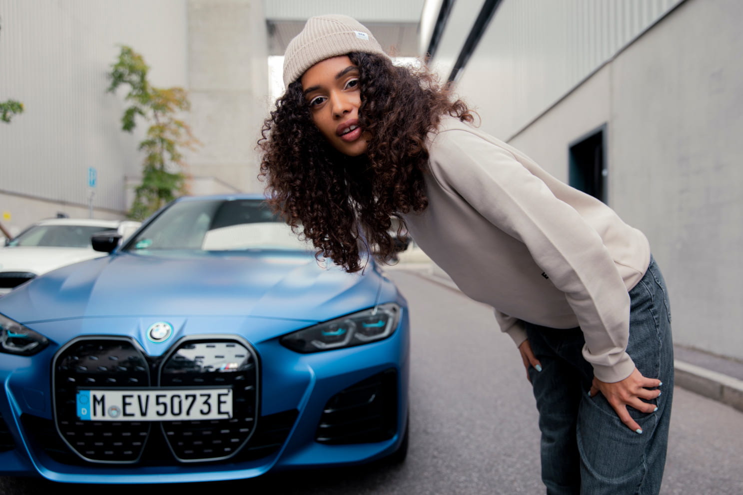 Elegancka wełniana czapka zimowa BMW to doskonałe połączenie stylu i funkcjonalności. Wykonana z wysokiej jakości dzianiny, zapewnia ciepło i wygodę w chłodne dni. Napis BMW dodaje wyjątkowego wyglądu, a wełniany materiał podkreśla luksusowy charakter. Idealna ochrona przed zimowym chłodem w zgodzie z najnowszymi trendami.