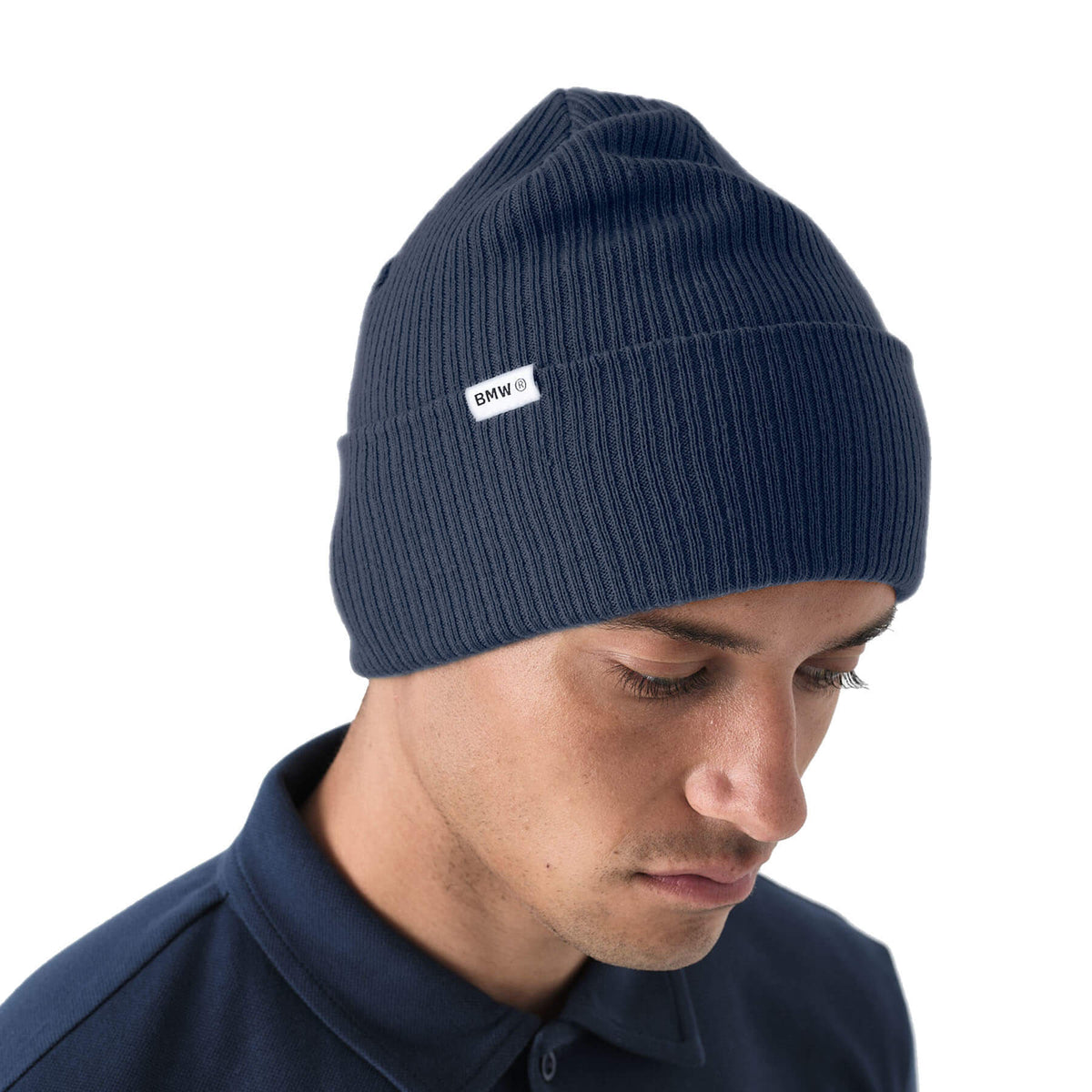 Zimowa czapka BMW Beanie w eleganckim niebieskim kolorze to doskonałe połączenie sportowego stylu i codziennej wygody.

Wykonana z miękkiej, wysokiej jakości dzianiny z poliestru pochodzącego z recyklingu, skutecznie chroni przed chłodem i zapewnia komfort noszenia podczas zimowych dni.