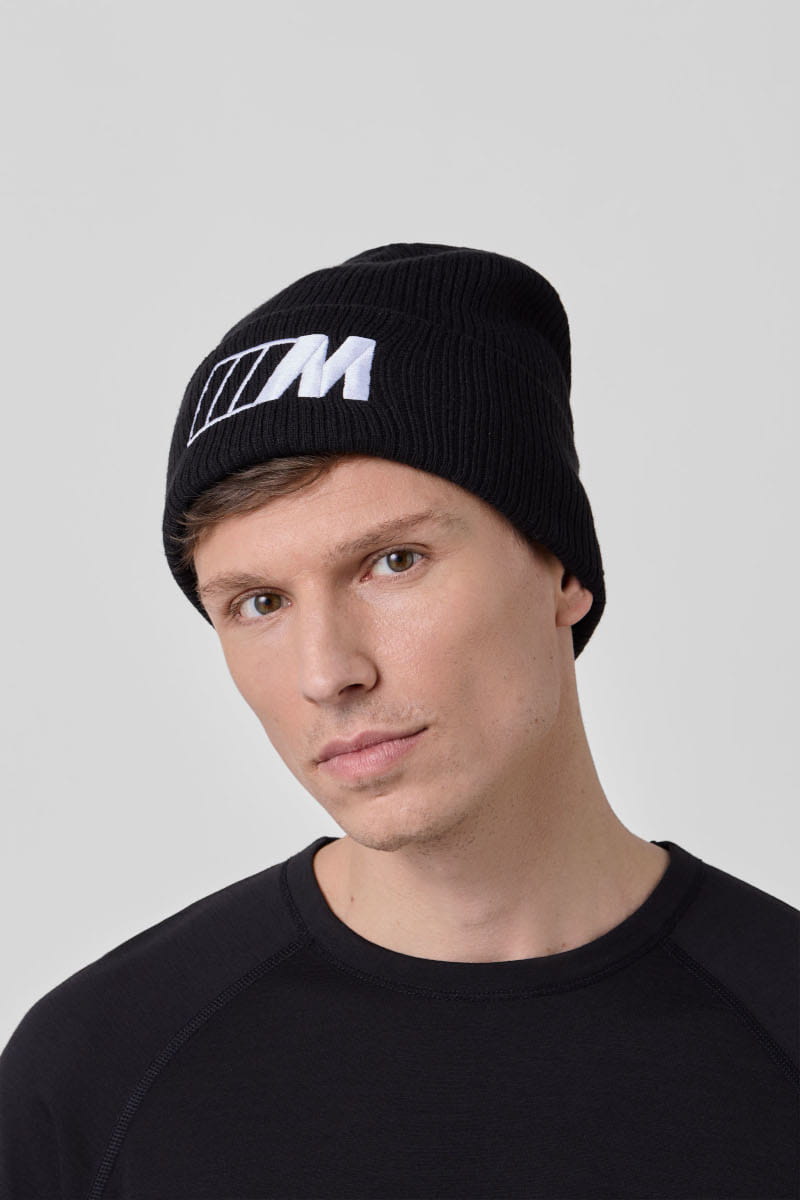 Pokaż swoje zamiłowanie do mocy najmocniejszej litery świata w tej niezwykłej czapce typu Beanie!
Ta czapka to nie tylko dodatek i ochrona przed chłodem – to manifest stylu, pasji i precyzji, które definiują DNA BMW M. Zaprojektowana z myślą o tych, którzy żyją miłością do prędkości i perfekcji w każdym detalu.