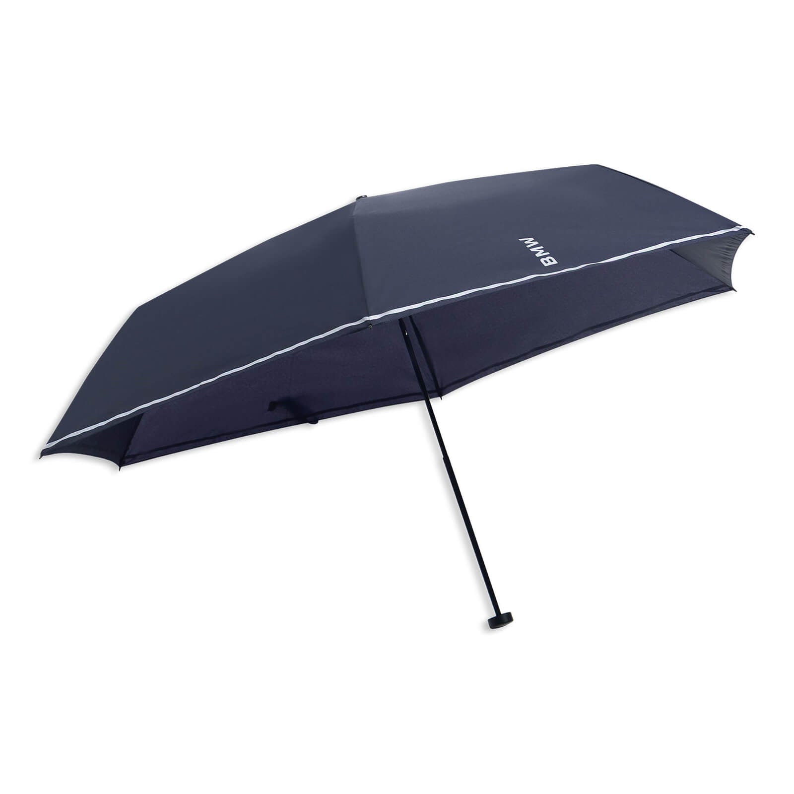 Parasolka BMW Ultralight Dark Sapphire

Ultralekka parasolka BMW w kolorze Dark Sapphire to praktyczne akcesorium stworzone z myślą o codziennej mobilności.

Dzięki kompaktowym wymiarom i niewielkiej wadze z łatwością zmieści się w torbie, plecaku lub schowku samochodowym. Zapewni ochronę przed deszczem zawsze wtedy, gdy najbardziej jej potrzebujesz.

Odblaskowy pasek wokół czaszy oraz dopasowany napis BMW zwiększają widoczność w pochmurne dni, jednocześnie dbając o Twoje bezpieczeństwo.

Po rozłożeniu zape